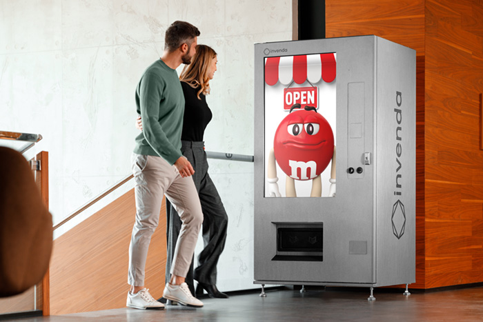Beim Automated Retail, wie es das Unternehmen Invenda umsetzt, agiert beispielsweise die M&M’s-Figur auf dem Display, wenn Konsumenten sich dem Automaten nähern. Foto: Invenda