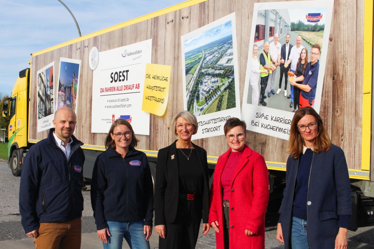 Kuchenmeister nimmt am Regional-Marketing-Projekt „Südwestfalen-LKW“ teil, hier vertreten von (v.l.) Sebastian Brügger (Leitung Logistik Kuchenmeister), Meike Lauterjung (Presse- und Öffentlichkeitsarbeit Kuchenmeister), Carolin Brautlecht (Geschäftsführerin Wirtschaft & Marketing Soest), Vera van Sloten (Leiterin Tourist Information Soest) und Christina Kothe (Südwestfalen Agentur). Foto: Kuchenmeister